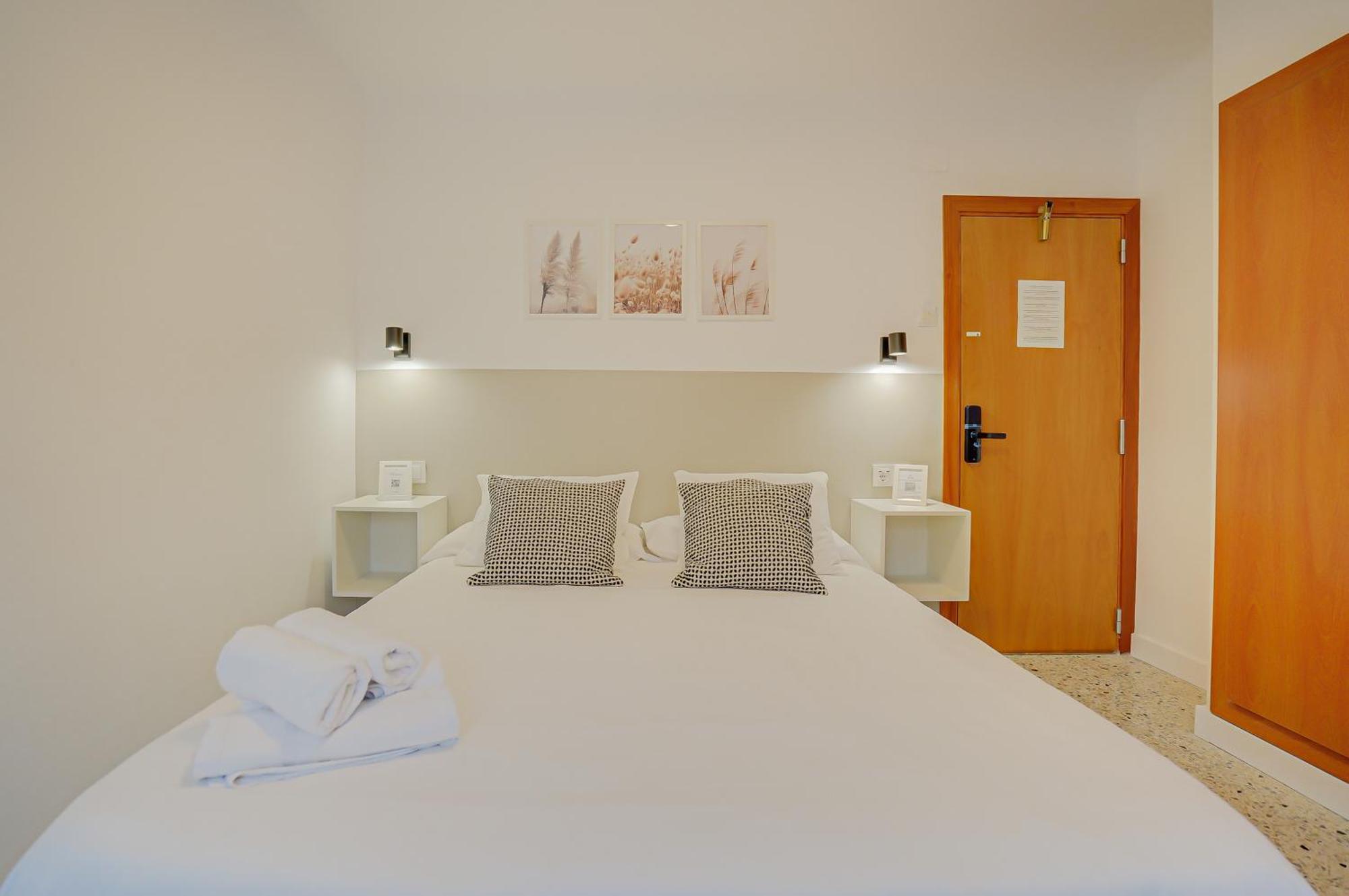 Hostal Y Apartamento Moli De Mar Lloret de Mar Bagian luar foto